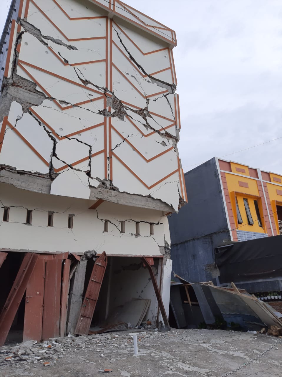 Warga di Mamuju Menunggu Kejelasan Pemerintah terkait Pelayanan Pembongkaran Rumah yang Terkena Gempa